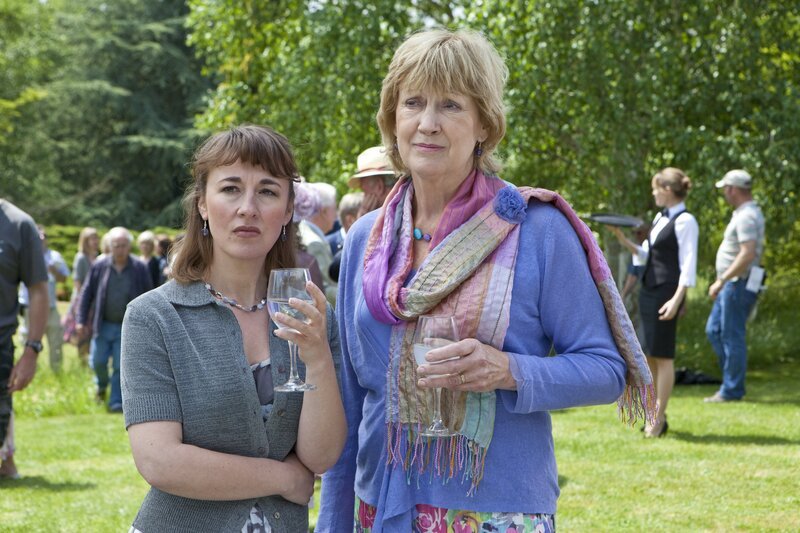 Angela Lawrence (Dorothy Atkinson, l.) und Maureen Stubbs (Joan Blackham, r.). – Bild: ZDF/​Mark Bourdillon