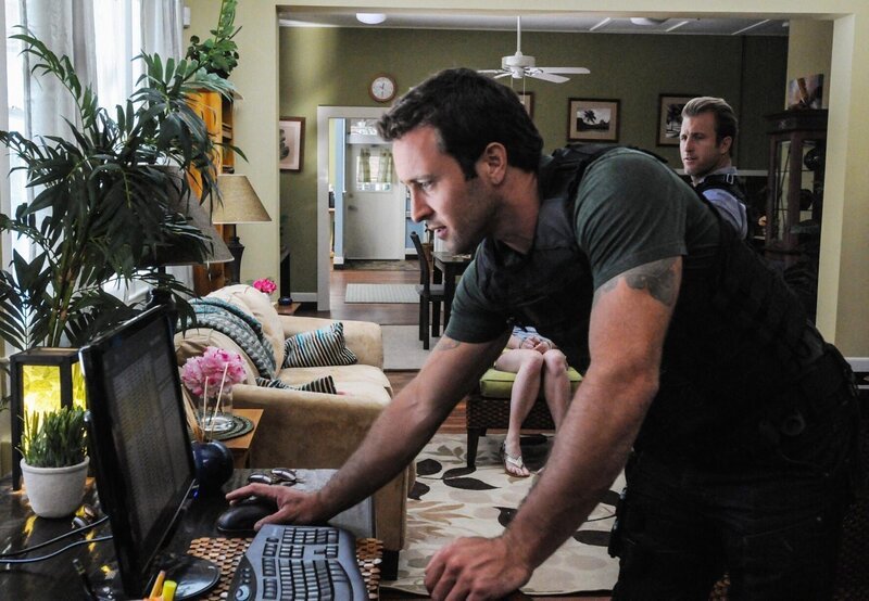 Während des ‚Pro-Bowl‘-Wochenendes auf Hawaii untersuchen Steve (Alex O’Loughlin, l.) und Danny (Scott Caan, r.) den Mord an einem hochrangigen Mitarbeiter einer Technologie-Firma. – Bild: PLURIMEDIA (CBS /​ Norman Shapiro)