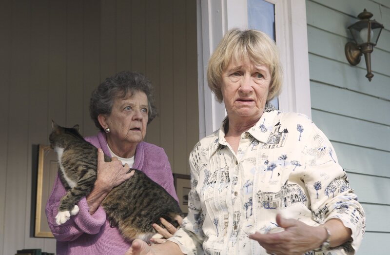 Ida Greenberg (Pat Crawford Brown, l.) und Mrs. McCluskey (Kathryn Joosten, r.) haben die Nachbarschaft unter Kontrolle … – Bild: Danny Feld