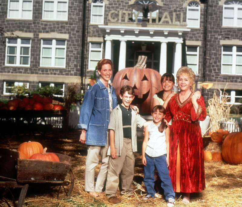 In der Familie Cromwell Piper sind alle Frauen wahre Hexen: Gwen (Judith Hoag, l.), Aggie (Debbie Reynolds, r.), Marnie (Kimberly J. Brown, 2.v.r.), Dylan (Joey Zimmerman, 2.v.l.) und Sophie (Emily Roeske, M.). – Bild: Disney Channel