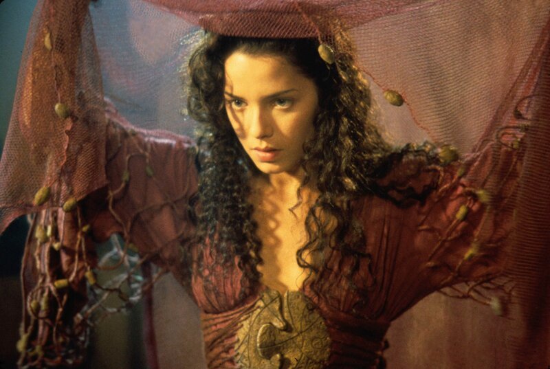 Sha’uri (Mili Avital) ahnt noch nicht, dass sie bald Besuch aus einer anderen Welt bekommen wird, der ihr Leben total umkrempelt … – Bild: SYFY