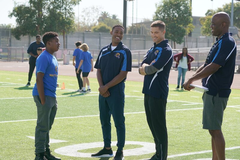Officer Bradford (Eric Winter, 2. v. r.) und sein Rookie Jackson West (Titus Making Jr, 2. v. l.) sollen als freiwillige Football-Trainer im Rahmen eines Community Policing Projektes aushelfen. – Bild: ZDF und Richard Cartwright