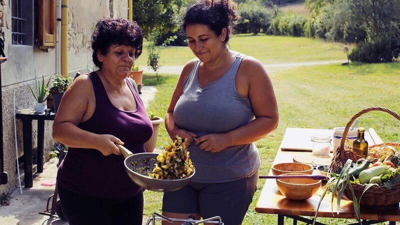 Zu Tisch Bologna – Italien Luisa und Tocher Anna füllen die Tortellini mit Gemüse aus dem eigenen Garten. – Bild: SRF/​Berlin Producers Media/​Dieter Stürmer