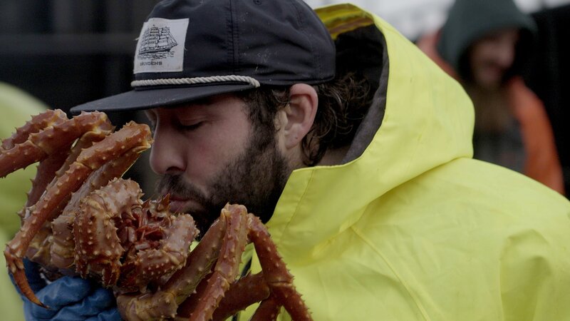 Time Bandit deckhand Jared Porter kissing crab. – Bild: Discovery Communications LLC