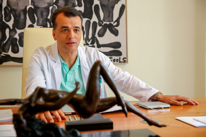 Dr. Felix Heldt (Michael Masula) ist Schönheitschirurg und Geburtshelfer, sowie Chefarzt an einer sehr exklusiven Fachklinik. – Bild: ARD/​ORF/​MR Film/​Petro Domenigg