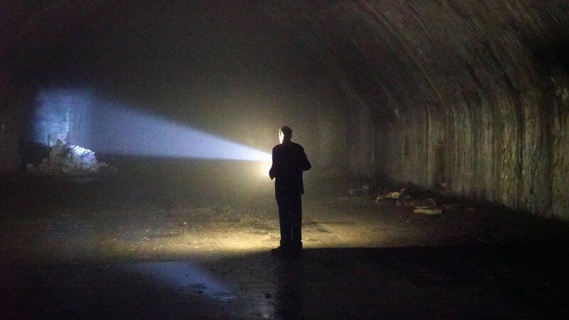 MiG-Kampfpilot Hasan Imamović in den Höhlen des ehemaligen jugoslawischen Militärflugplatzes Željava. Für diesen Stützpunkt wurden 3,5 Kilometer Tunnel in den Berg gesprengt. – Bild: ZDF und Florian Dedio