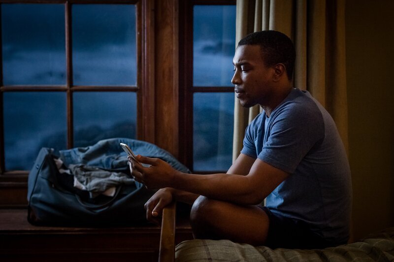 John Channing (Ashley Walters) fühlt sich hilflos. Er hat genug davon, tatenlos im Haus herumzusitzen, während von Julie immer noch jede Spur fehlt. – Bild: ZDF/​Ben Blackall