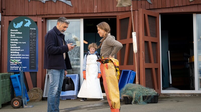 Elyas (Neil Malik Abdullah, li.) und Heddi (Anneke Kim Sarnau, re.) haben eine gute Zeit mit Jannis (Lewe Wagner, Mitte). – Bild: ARD Degeto/​Christine Schroeder