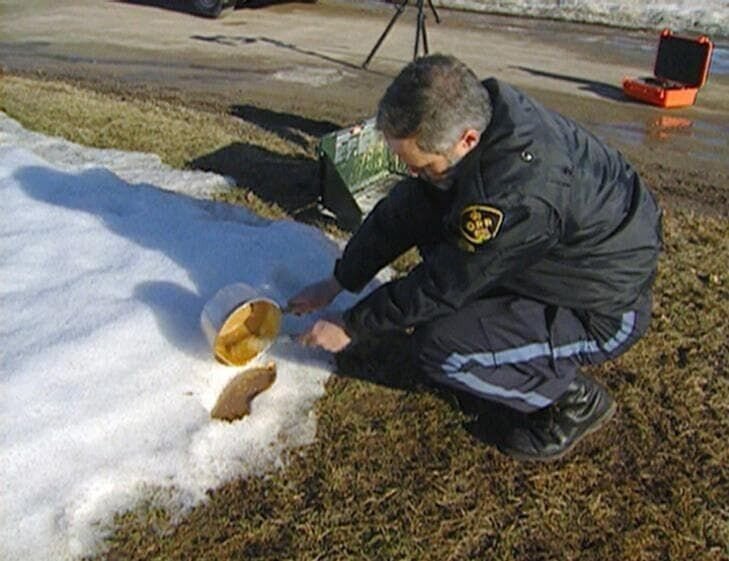 Der Forensiker Jim Eadie entdeckt im Schnee den Schuhabdruck des Täters. – Bild: RTL