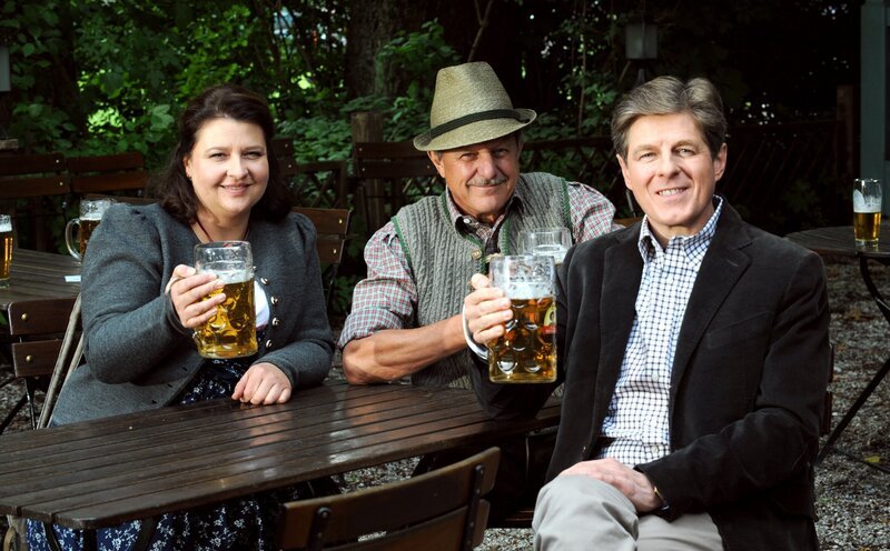 Die Lansinger haben die Biergarten-Saison wieder eröffnet. Von links: Monika Vogl (Christine Reimer), Lorenz Schattenhofer (Werner Rom) und Roland Bamberger (Horst Kummeth). – Bild: BR/​Marco Orlando Pichler