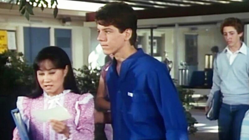 Wie der Staub an deinen Füßen: Brad (Billy Jacoby) fällt es schwer, sich an seine Halbschwester Nguyen (Denice Kumagai) zu gewöhnen. – Bild: Bibel TV
