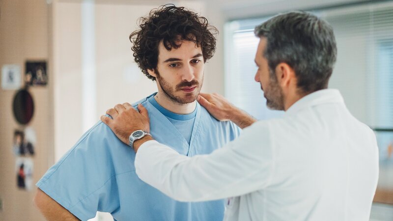 Trost vom Chef, v.li.: Pierpaolo Spollon als Dr. Riccardo Bonvegna, Luca Argentero als Dr. Andrea Fanti – Bild: Fabrizio De Blasio /​ SRF /​ SONY Picture