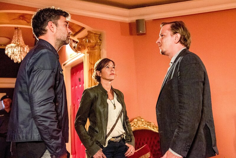 Wer sind die Männer, denen Andrea De Rossi vor ihrem Tod die Köpfe verdreht hat? Ist Robert Haslauer (Johannes Rhomberg, r.) einer von ihnen? Lukas (Jakob Seeböck, l.) und Nina (Julia Cencig, M.) haben allerdings auch herausgefunden, dass die Tote Opfer von Diskriminierungen war. – Bild: ORF/​Gebhardt Productions/​Stefanie Leo