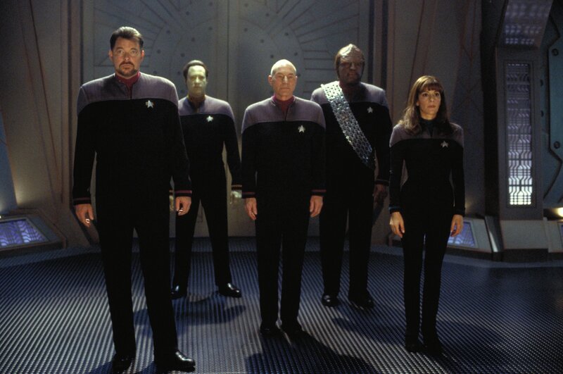 Eine neue Mission wartet auf Captain Jean-Luc Picard (Patrick Stewart), Commander Riker (Jonathan Frakes), Commander Data (Brent Spiner), Dr. Crusher (Gates McFadden) und Lt. Worf (Michael Dorn). – Bild: TVP S.A.