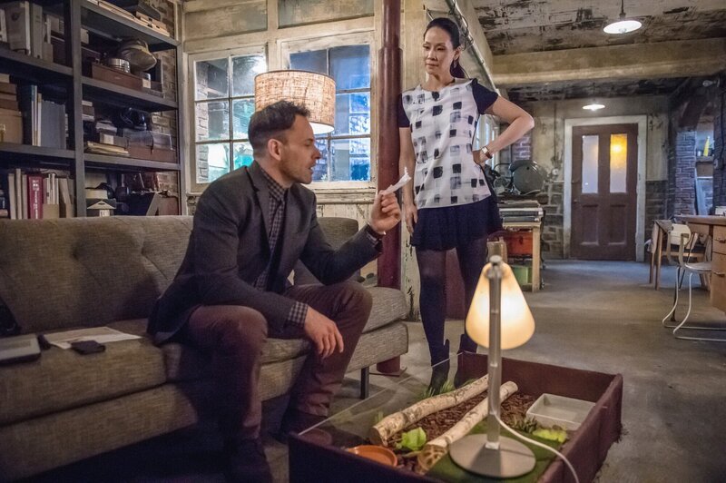 Noch tappen Holmes (Jonny Lee Miller, l.) und Watson (Lucy Liu, r.) bei den Ermittlungen im Dunkeln: Wer hat den Hacker auf dem Gewissen? – Bild: CBS Television