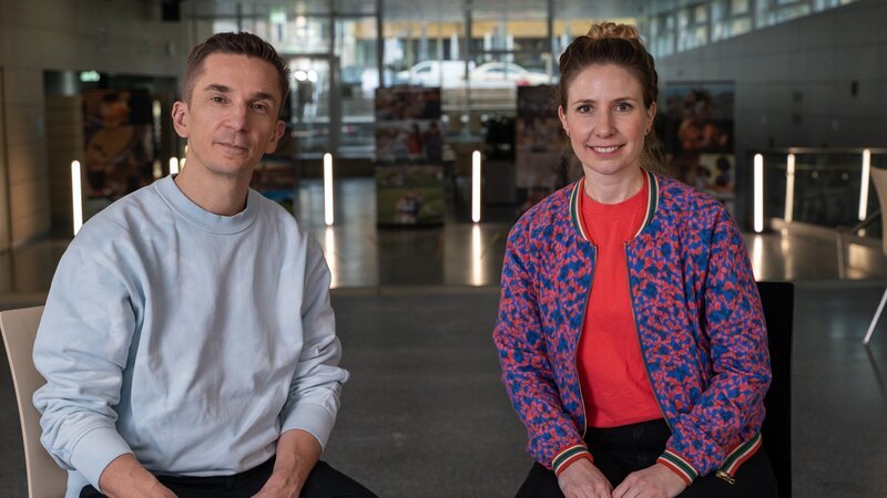 Menschen mit starkem Heimatgefühl an dem Ort, an dem sie leben, sind zufriedener – das zeigt die Forschung von Psychologin Dr. Regina Arant (r.) von der Jacobsen University Bremen. – Bild: ZDF und Max Leitmeier