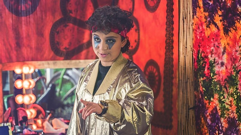 Tahmina (Janisa Glasow) will ihre Bandmitglieder von ihrem phänomenalen Gitarrensolo überzeugen. – Bild: mdr/​Saxonia Media/​Thomas Dietze