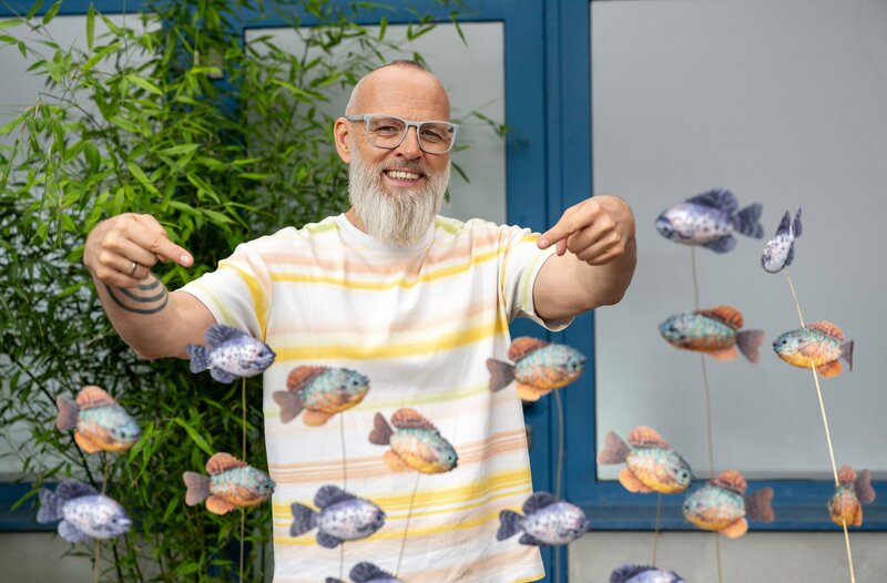 Ein Fischschwarm ist nicht nur schön anzusehen, er hat auch viele Vorteile. Ein Schwarm kann unglaublich schnell reagieren – um ein Vielfaches schneller als ein einzelner Fisch. Ein Schwarm bietet also besseren Schutz vor Fressfeinden. Voraussetzung: alle halten sich an die Schwarmregeln, erklärt Thomas D bei „Wissen vor acht – Natur“. – Bild: ARD/​Bavaria Entertainment/​Melanie Grande