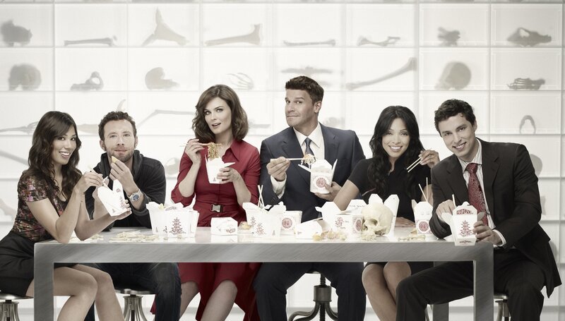 v.li.: Michaela Conlin, TJ Thyne, Emily Deschanel, David Boreanaz, Tamara Taylor und John Francis Daley. – Bild: Fox and its related entities. All rights reserved. /​ Brian Bowen Smith Lizenzbild frei