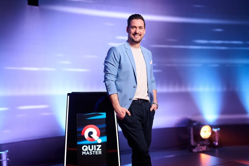 Portrait von Andreas Moravec während ServusTVs "Quiz Master" im Quizmaster-Studio in Wien Liesing, Wien, Österreich am 15. Dezember 2023 – Bild: Philipp Carl Riedl / ServusTV Portrait von Andreas Moravec während ServusTVs "Quiz Master" im Quizmaster-Studio in Wien Liesing, Wien, Österreich am 15. Dezember 2023 – Bild: Philipp Carl Riedl / ServusTV
