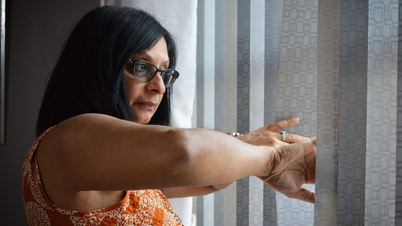 Eine Frau schaut aus dem Fenster – Bild: Warner Bros. Discovery