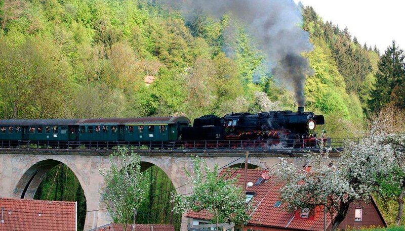 Die geschmückte Dampflock 50 2740 zieht den Sonderzug zur Strecken-Wiedereröffnung. – Bild: SWR/​Bettina Bansbach