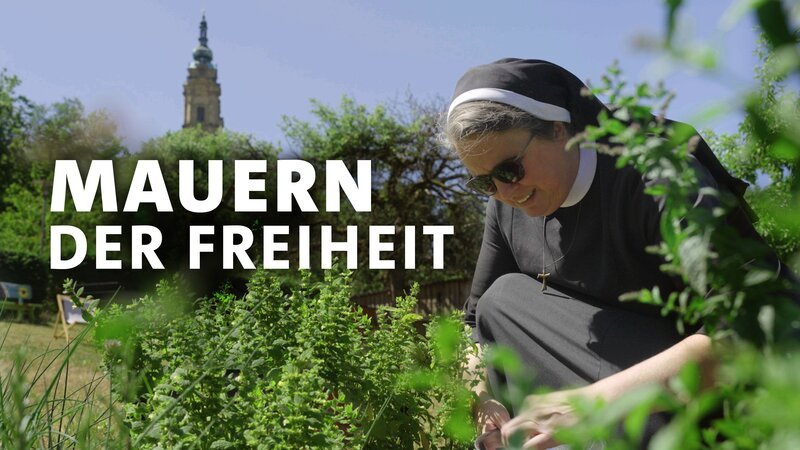 Key Visual/​Cover Sendereihenbild mit Typo zu „Mauern der Freiheit“. Die sechsteilige Reihe erzählt von Menschen, die vor und hinter den Kulissen berühmte Wallfahrtsorte und abgeschiedene Klöster mit Leben erfüllen. – Bild: ORF/​BR/​Tellux-Film GmbH/​Metafilm GmbH/​Montage: BR