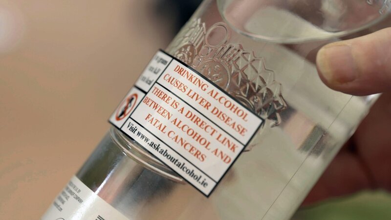 In Irland bald gesetzlich vorgeschrieben: Warnhinweise über die Gesundheitsrisiken auf alkoholhaltigen Getränken. – Bild: ZDF und Eva Münstermann