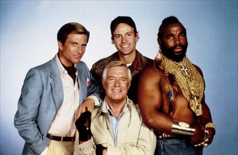 Das A-Team: Faceman (Tim Dunigan, li.), Hannibal (George Peppard, mi. unten), Murdock (Dwight Schultz, mi. oben) und B.A. (Mr. T, re.) – Bild: http:/​/​www.newkidsonthegeek.com/​film-a-team-lagence-tous-risques-4-spots-tv-hannibal-b-a-murdock-et-faceman-a-lhonneur/​