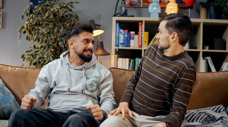 Yunus (Zejhun Demirov) hat mit dem Thema Schwangerschaft seine ganz eigenen Probleme und bringt Stimpel (Phil Laude) damit ziemlich in Verwirrung. – Bild: SWR/​siri.capture