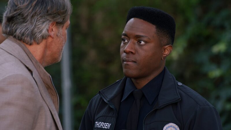 Als Thorsen (Tru Valentino, r.) bei einer Verkehrskontrolle plötzlich dem Vater seines getöteten Mitbewohners Mr. Hayes (Josh Stamberg, l.) entgegensteht, droht die Lage schnell außer Kontrolle zu geraten. – Bild: American Broadcasting Companies, Inc.