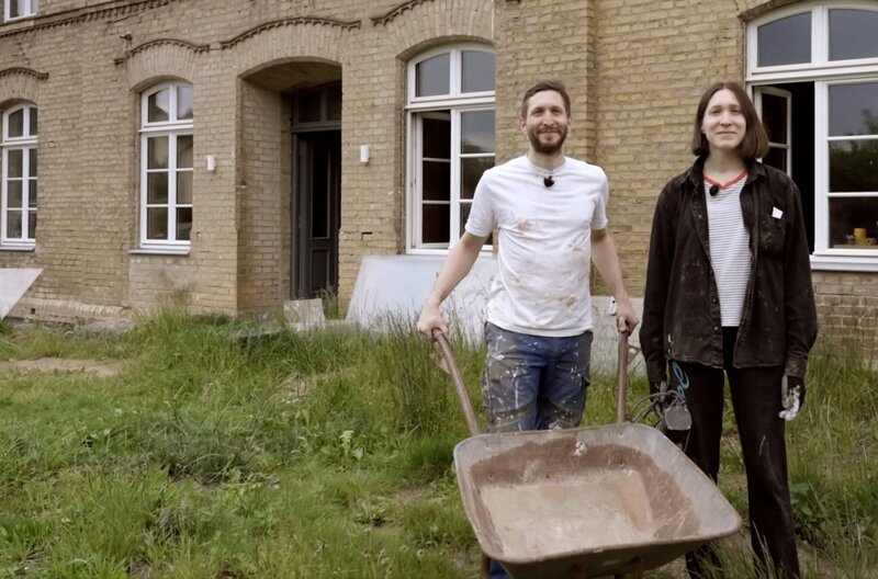 Gemeinsamer Arbeitseinsatz im Gutshaus Lüssow bei Güstrow: Maurice Breier und seine Zwillingsschwester Dominique. – Bild: NDR/​Jan Hensel