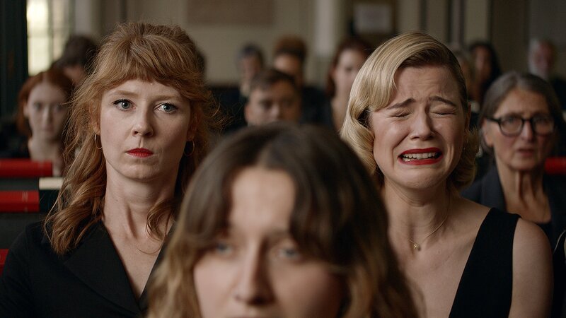 Franzi (Llewelyn Reichman, r.) trauert lautstark um ihren ehemaligen Klassenlehrer, während Lena (Sarah Bauerett, l.) versucht, den Gefühlsausbruch ihrer Freundin zu ignorieren. – Bild: Rebecca Meining /​ ZDF