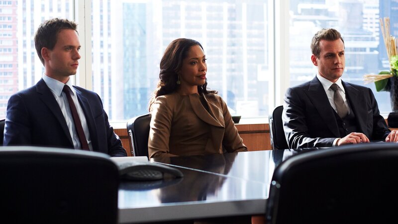 Jessica (Gina Torres), Harvey (Gabriel Macht) und Mike (Patrick J. Adams) stellen sich gemeinsam der Klage gegen ihre Kanzlei. Während Hardman versucht, das Team zu spalten, demonstrieren sie Geschlossenheit. – Bild: ZDF und USA Network