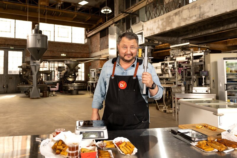 Sebastian Lege macht eine Stichprobe und kauft Frühlingsrollen von zehn verschiedenen Asia-Restaurants ein. Seine Recherche zeigt: In 10 von 10 Fällen sind die Frühlingsrollen gleich groß und gleich schwer. Ein Indiz dafür, dass sie nicht selbst hergestellt wurden. Die Herkunft der Produkte bleibt unklar. – Bild: ZDF und Lars Doering