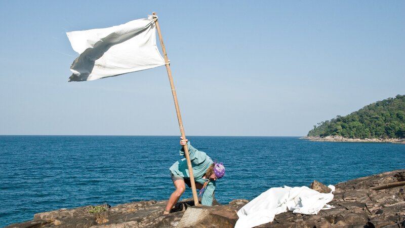 Cody raising a flag to signal rescue. – Bild: Discovery Communications Inc