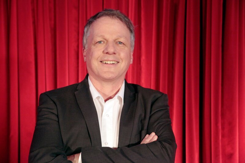 Die Biologin Dr. Franziska Lederer vom Helmholtz-Institut Freiberg für Ressourcentechnologie erklärt, wie Elektroschrott biologisch recycelt werden kann. Der Geologe Prof. Dr. Colin Devey (im Bild) vom GEOMAR-Helmholtz-Zentrum für Ozean-Forschung in Kiel erforscht den Meeresboden. – Bild: BR/​Henrik Jordan