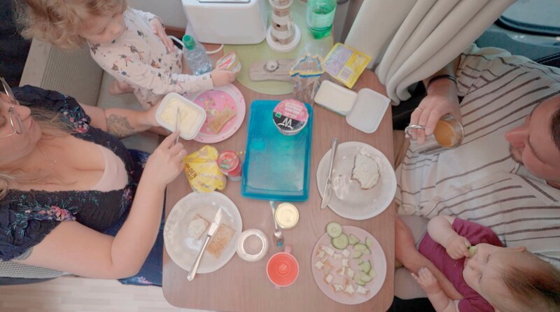 Zu viert auf 10 Quadratmetern im Wohnmobil. Früher lebte Familie Fröhlich auf 100 Quadratmetern in einer Wohnung. – Bild: WDR/​Pablo Gollmer Hidalgo