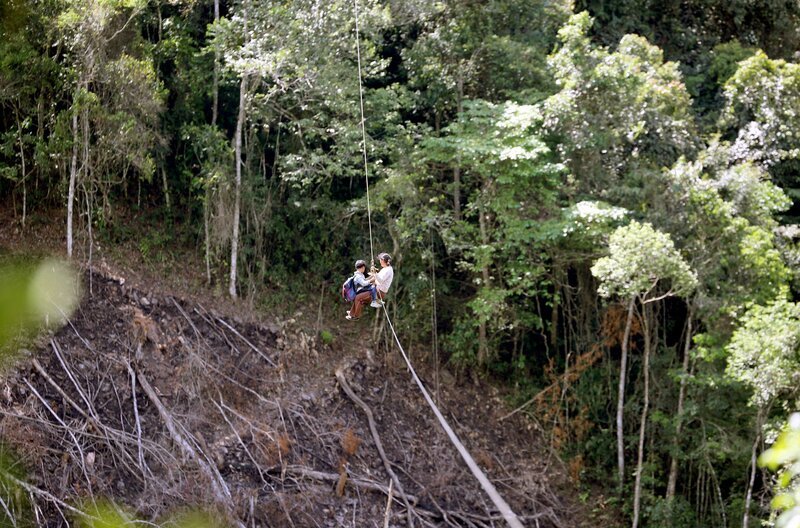 Die Zipline ist über 30 Jahre alt und hängt in 300 Metern Höhe. Das Überqueren des Abgrunds ist für Elmer der einzige Weg zur Schule. – Bild: Maximus Film