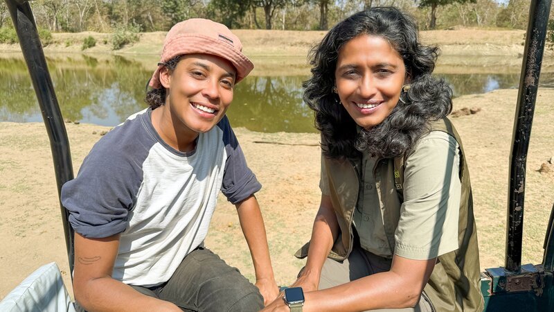 Tierreporterin Pia (links) mit Expertin Priya auf Tigersafari. – Bild: BR/​Text und Bild Medienproduktion GmbH & Co. KG/​Gerrit Mannes