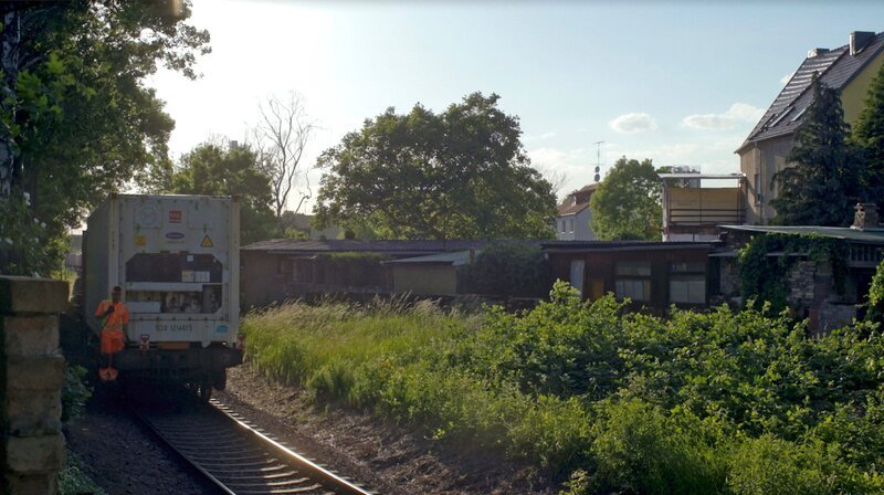 Entlang der Schienen in Halle Trotha, da wo Stadt und Land miteinander verschmelzen, leben die Menschen des Stadtrands. – Bild: MDR/Sohalski-Gioma-HFF München Entlang der Schienen in Halle Trotha, da wo Stadt und Land miteinander verschmelzen, leben die Menschen des Stadtrands. – Bild: MDR/Sohalski-Gioma-HFF München