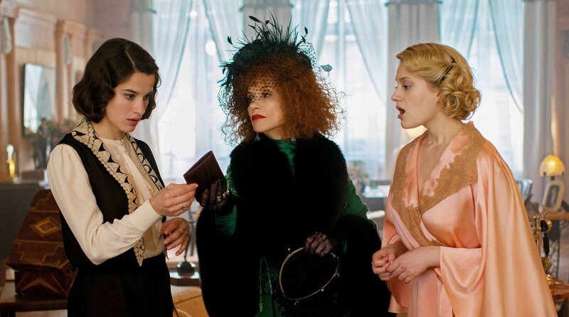 v.li.: Pauline Mauléon (Rebecca Marder), Odette Chaumette (Isabelle Huppert), Madeleine Verdier (Nadia Tereszkiewicz) – Bild: rbb/​Carole Bethuel/​MANDARIN ET COMPAGNIE/​FOZ/​GAUMONT/​SCOPE PICTURES/​FRANCE 2 CINEMA/​PLAYTIME PRODUCTION
