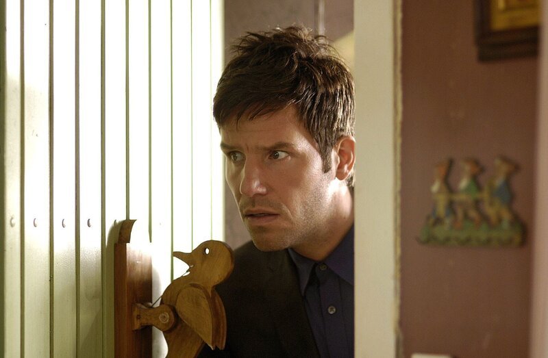 Leon (Tim Bergmann) betritt vorsichtig das Haus der Frau, die er im Auftrag seines Onkels vom Grundstück vertreiben soll … – Bild: ATV II Leon (Tim Bergmann) betritt vorsichtig das Haus der Frau, die er im Auftrag seines Onkels vom Grundstück vertreiben soll … – Bild: ATV II