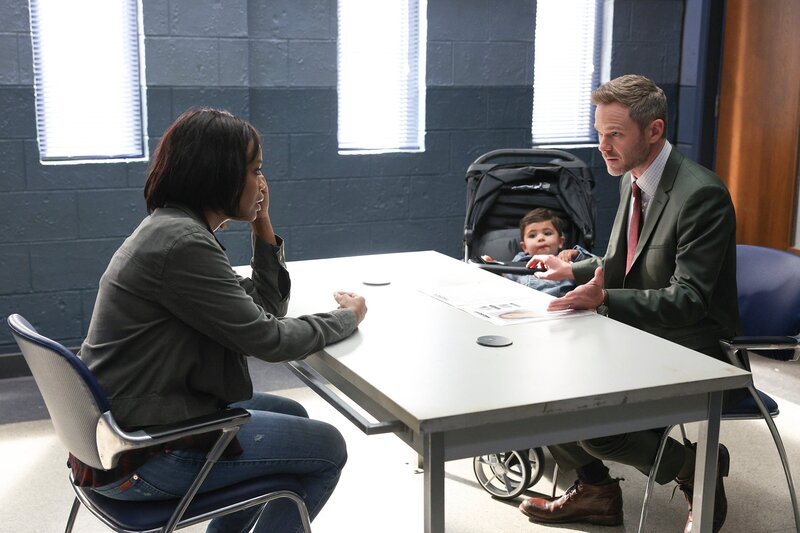 Als Wesley (Shawn Ashmore, r.) am Fall von Gemma Ramp (Pauline Dyer, l.) erneut erkennt, wie verdorben das Rechtssystem ist, fasst er einen prägenden Entschluss. – Bild: Raymond Liu /​ ZDF