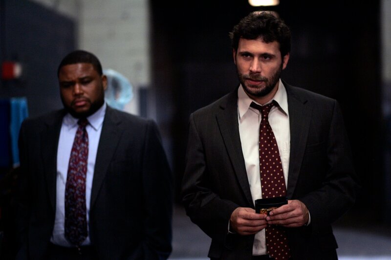 LAW & ORDER -- „Challenged“ Episode 1901 -- Pictured: (l-r) Anthony Anderson as Det. Kevin Bernard, Jeremy Sisto as Cyrus Lupo -- NBC Photo: Will Hart. – Bild: 13TH STREET Universal