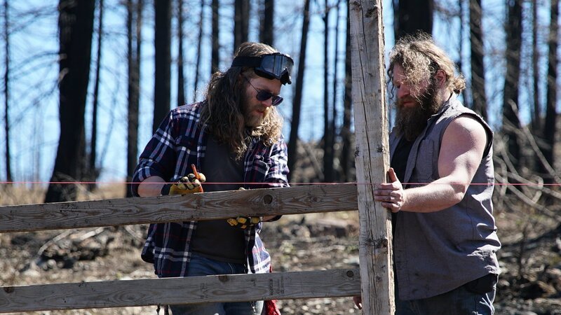 Nach dem Brand auf der Ranch beginnen Gabe Brown und Bam Brown (v.l.n.r.) mit der Reparatur der Ställe. – Bild: Warner Bros. Discovery, Inc. or its subsidiaries and affiliates