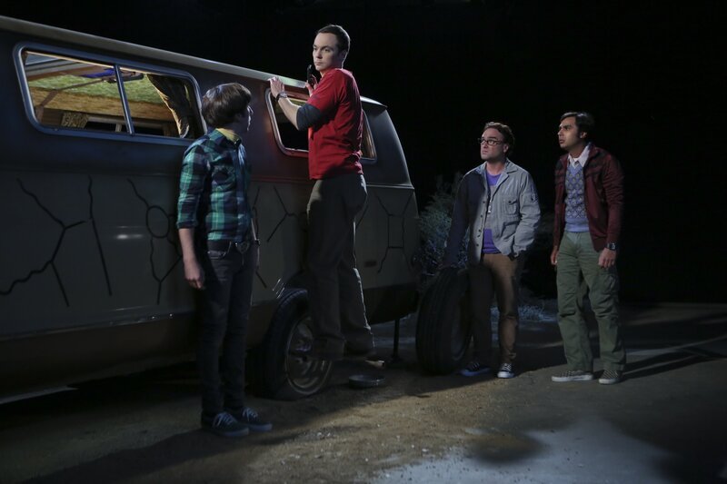 Als ein geplatzter Reifen ihre Reise nach Mexiko lahmlegt, sind Sheldon (Jim Parsons, 2.v.l.), Howard (Simon Helberg, l.), Leonard (Johnny Galecki, 2.v.r.) und Raj (Kunal Nayyar, r.) zuversichtlich, dass sie den Vorfall mit ihren wissenschaftlichen Fähigkeiten lösen können … – Bild: HBOH
