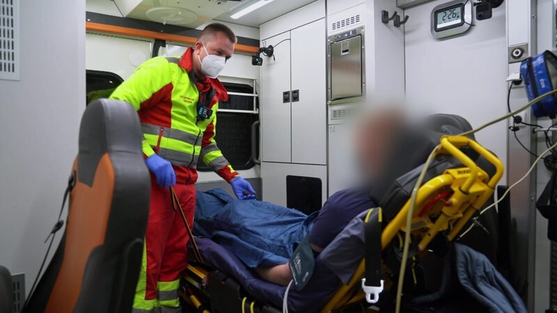 In Siegen sind die Retter der Feuerwehr im Einsatz, um Menschen zu helfen – Bild: RTLZWEI