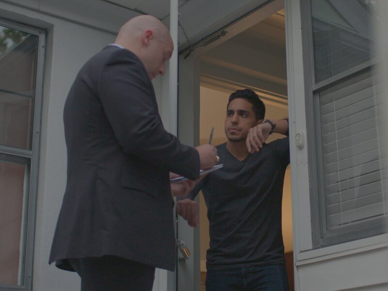 Det. Cory Clarke asking suspect Jose a few questions outside his door. – Bild: Investigation Discovery /​ Discovery Communications