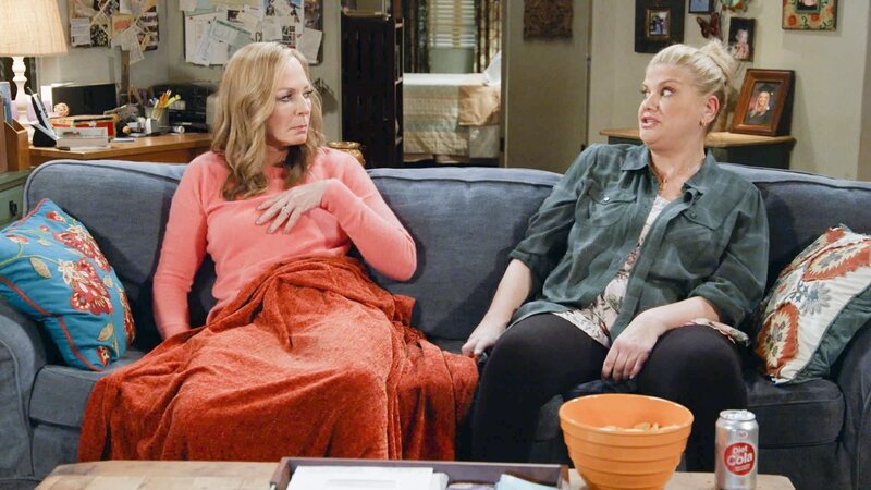Bonnie (Allison Janney, l.) und Tammy (Kristen Johnston, r.) – Bild: Warner Bros. Entertainment, Inc.